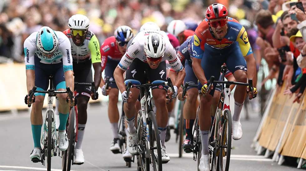 Tim Merlier, da Soudal Quick-Step, venceu a terceira etapa com chegada a Dunquerque batendo ao sprint Jonathan Milan