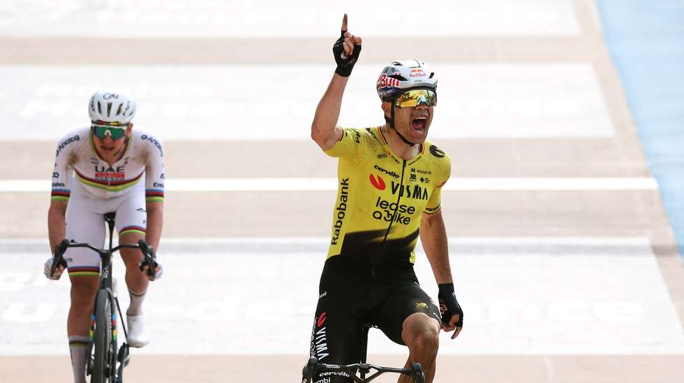 Wout van Aert conseguiu isolar-se com Tadej Pogacar numa parte mais final do percurso e conquistou mesmo o segundo Monumento da carreira, impedindo Tadej Pogacar de fazer história