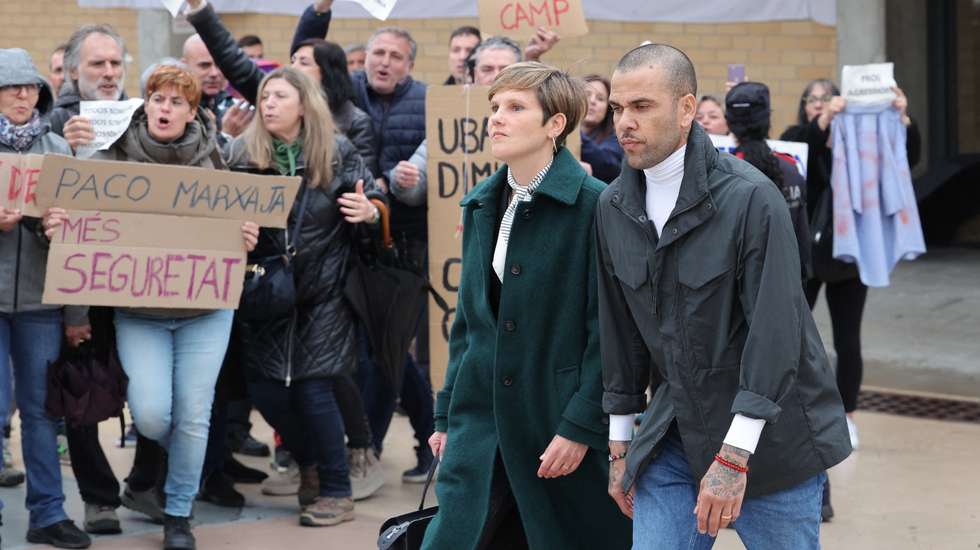 Dani Alves cruzou-se com uma manifestação de guardas prisionais pela morte de uma cozinheira numa prisão em Tarragona