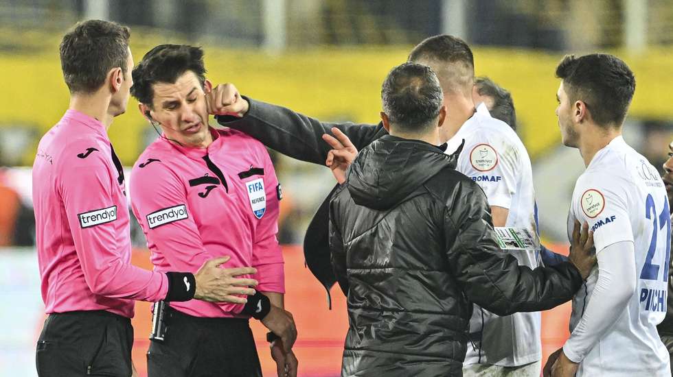 Presidente do Ankaragücü ainda foi travado numa primeira instância após invadir o relvado mas agrediu depois a soco o árbitro do jogo com o Rizespor