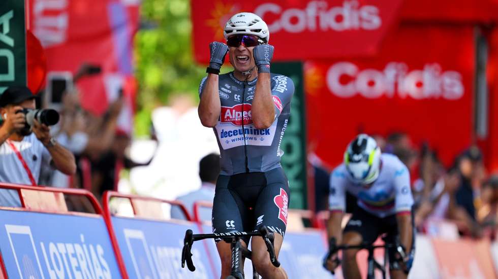 Jasper Philipsen dominou por completo na chegada a Novara, vencendo ao sprint a primeira etapa da Volta a Espanha de 2025