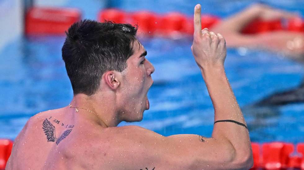 Diogo Ribeiro fez a festa por nova conquista do ouro nestes Mundiais, apontando depois para a zona da bancada onde estava a mãe, Teresa