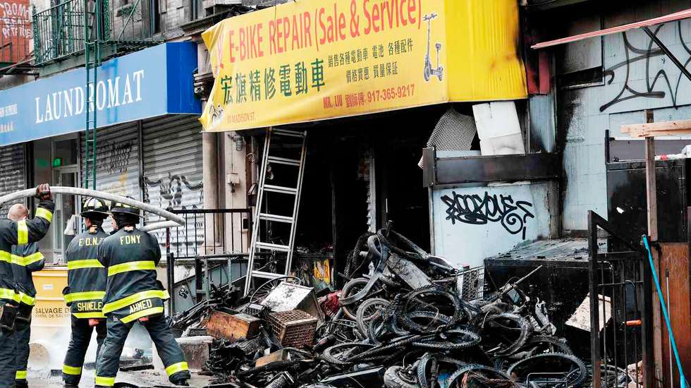 Em Nova Iorque, no bairro de Chinatown, um incêndio numa loja de venda e reparação de bicicletas eléctricas, motivado por uma bateria que pegou fogo, queimou por completo o estabelecimento e o apartamento por cima, onde morreram quatro pessoas