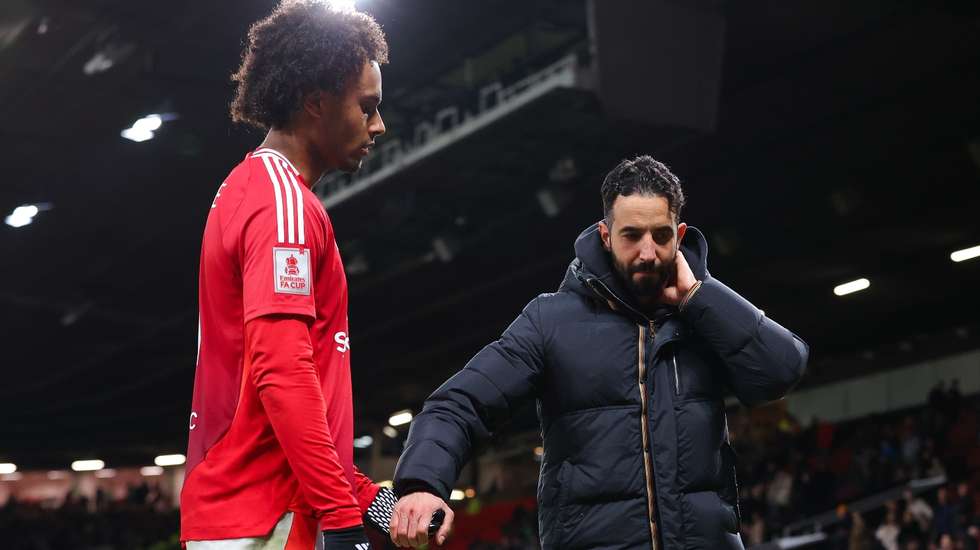 Ruben Amorim teve uma atenção especial com Zirkzee no final do jogo frente ao Fulham depois da grande penalidade falhada pelo avançado neerlandês