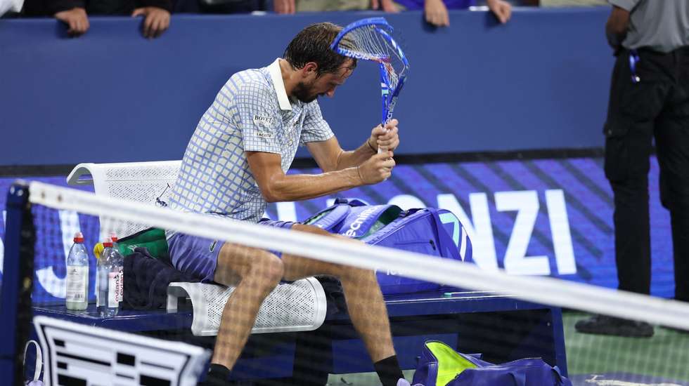Daniil Medvedev ainda conseguiu recuperar de uma desvantagem de 2-0 em sets e 5-4, foi ao quinto parcial mas acabou por cair na primeira ronda do US Open (e foram as raquetes que pagaram por isso)