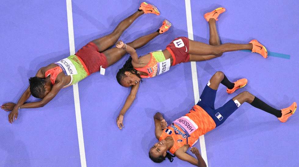 Beatrice Chebet, Faith Kipyegon e Safin Hassan caíram após cortarem a meta mas segunda queniana acabaria por ser desqualificada