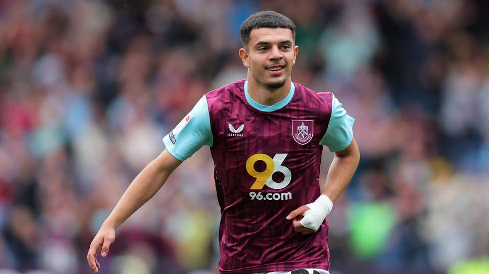 Amdouni foi contratado pelo Burnley na última época, onde jogou na Premier League com cinco golos e uma assistência em 1.972 minutos em 34 jogos, e esteve no Europeu pela Suíça