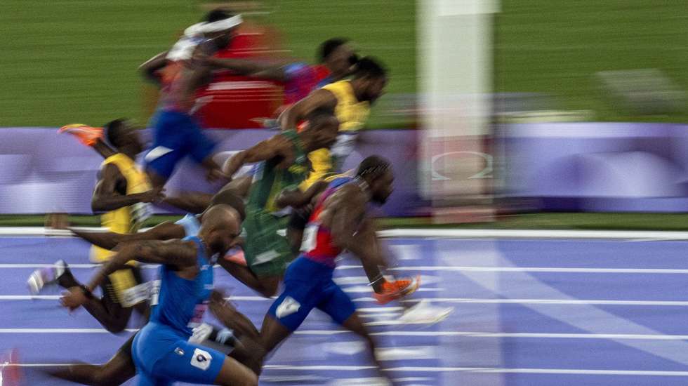 A imagem que vai perdurar na história: como Noah Lyles, que esteve sempre atrás de Kishane Thompson, ganhou o ouro olímpico por cinco milésimos