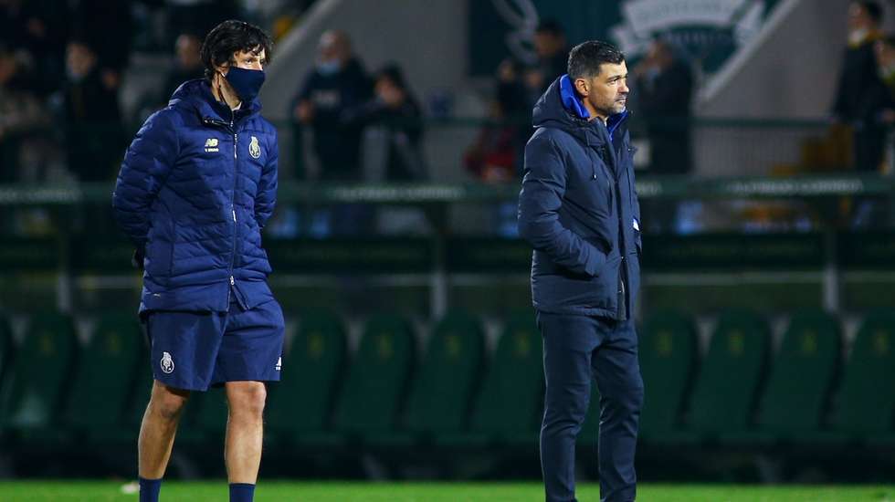 Vítor Bruno acompanhou Sérgio Conceição como adjunto entre Olhanense, Académica, Sp. Braga, V. Guimarães, Nantes e FC Porto mas separação está a ser tudo menos pacífica