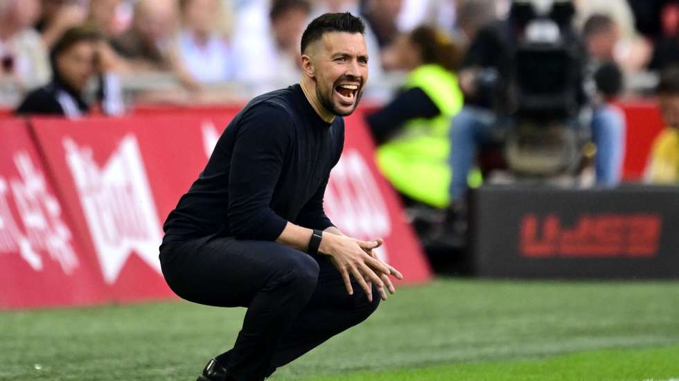 Francesco Farioli esteve na última temporada no Ajax, onde teve nove pontos de avanço na liderança mas acabou por ver o PSV ser campeão de forma dramática