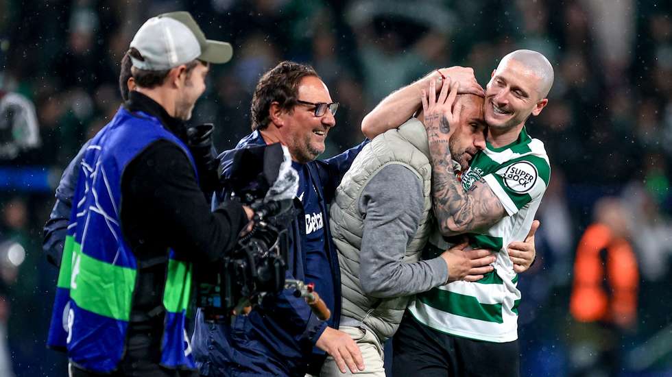 Rui Borges, aqui a fazer a festa com Nuno Santos e Paulinho, consolidou a presente temporada como a melhor de sempre do Sporting na Champions