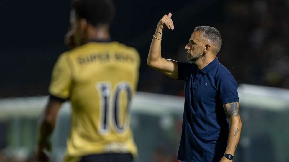 Rui Borges elogiou capacidade do Sporting em travar pontos fortes do Rio Ave em Vila do Conde num jogo que terminou com uma goleada dos leões por 4-0