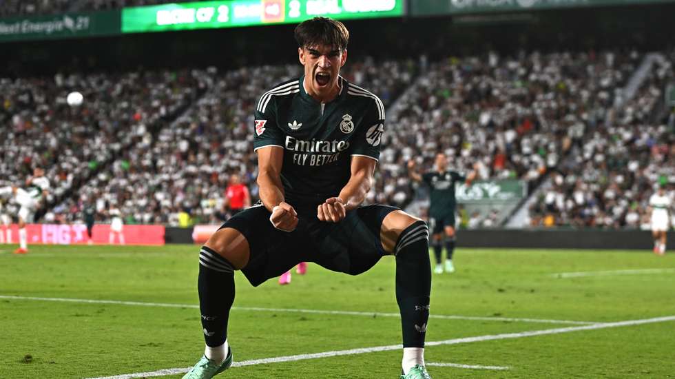 Carlos Espí voltou a sair do banco depois do empate do Elche para marcar nos descontos e dar a vitória ao Real Madrid