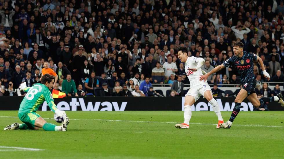 O momento que pode ter decidido a Premier League: Son apareceu isolado, Ortega fez a terceira grande defesa desde que rendeu o lesionado Ederson aos 86' e Haaland fechou de vez as contas de penálti nos descontos
