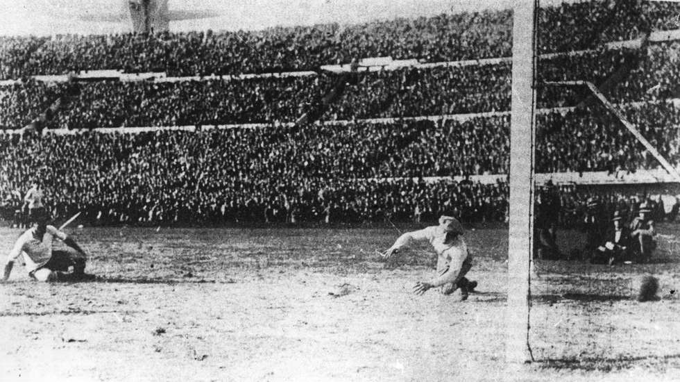 Uruguai organizou e ganhou o primeiro Mundial da história, vencendo no Estádio Centenário a Argentina por 4-2 depois de muitas histórias de bastidores