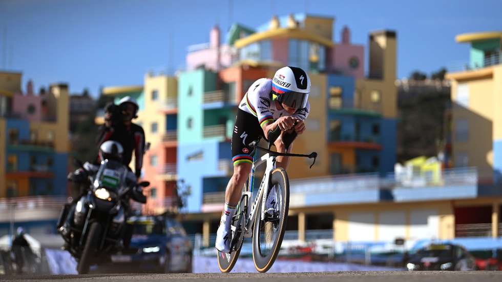Remco Evenepoel confirmou o favoritismo nas ruas de Albufeira, ganhando este sábado o contrarrelógio de 22 quilómetros
