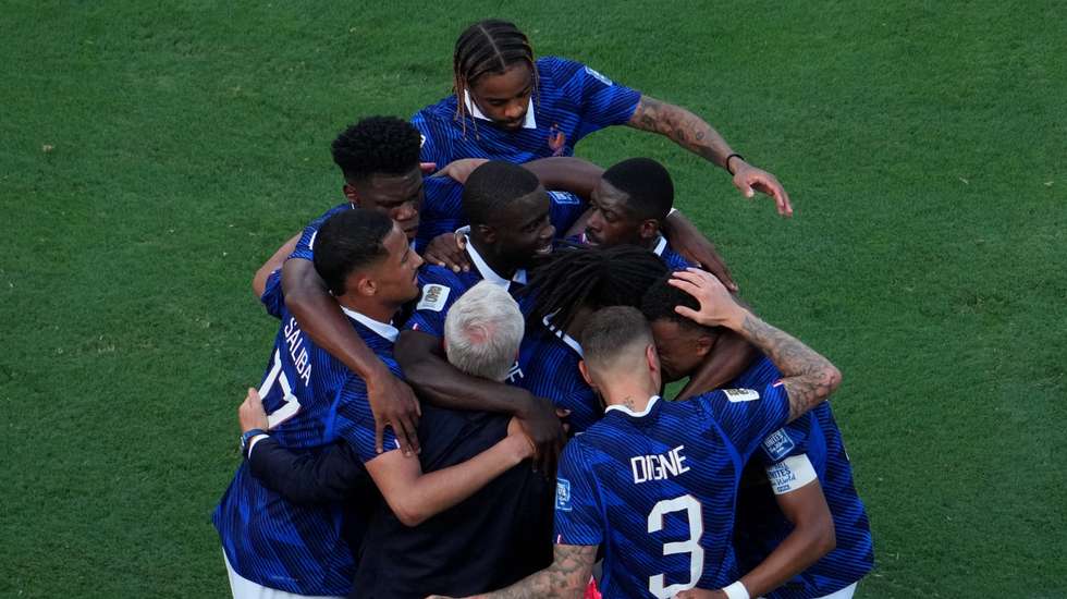 Kylian Mbappé marcou o primeiro golo em cima do intervalo e foi dedicar o momento ao técnico Didier Deschamps, que perdeu a mãe na semana passada