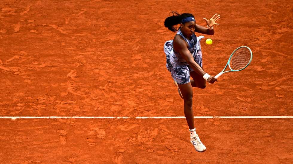 Coco Gauff "vingou" a derrota na primeira final em Roland Garros diante de Iga Swiatek e conquistou pela primeira vez o torneio frente a Aryna Sabalenka