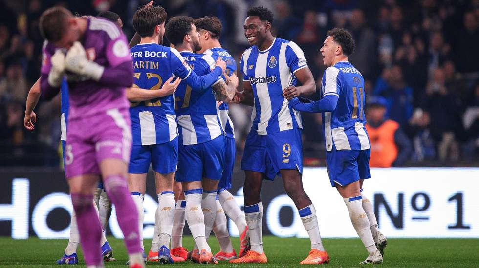 Samu desbloqueou o encontro no início da segunda parte com uma grande jogada individual, bisou de grande penalidade e foi a chave do triunfo do FC Porto frente ao AVS