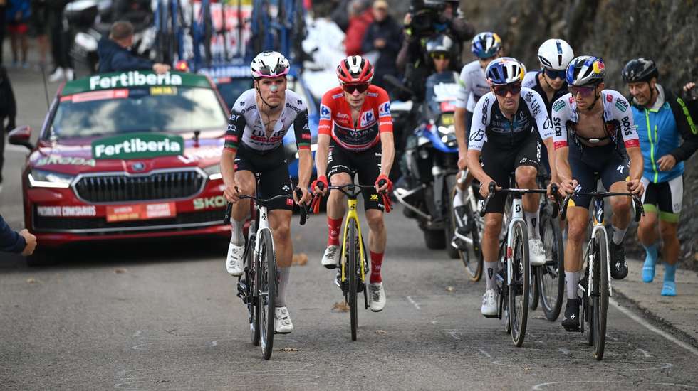João Almeida teve UAE Team Emirates a marcar o ritmo durante toda a etapa mas Vingegaard foi mais forte na Bola del Mundo e fechou conquista da Vuelta