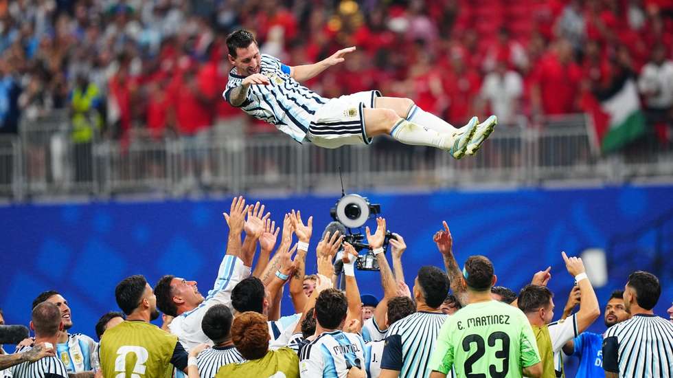 Lionel Messi fez uma assistência e marcou um golo depois de ter falhado uma grande penalidade e acabou a ser atirado ao ar pelos companheiros