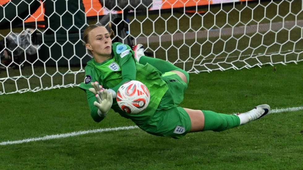 Hannah Hampton defendeu duas grandes penalidades, Salma Paralluelo atirou ao lado e Inglaterra sagrou-se bicampeã europeia frente à Espanha após ganhar por 3-1 nos penáltis
