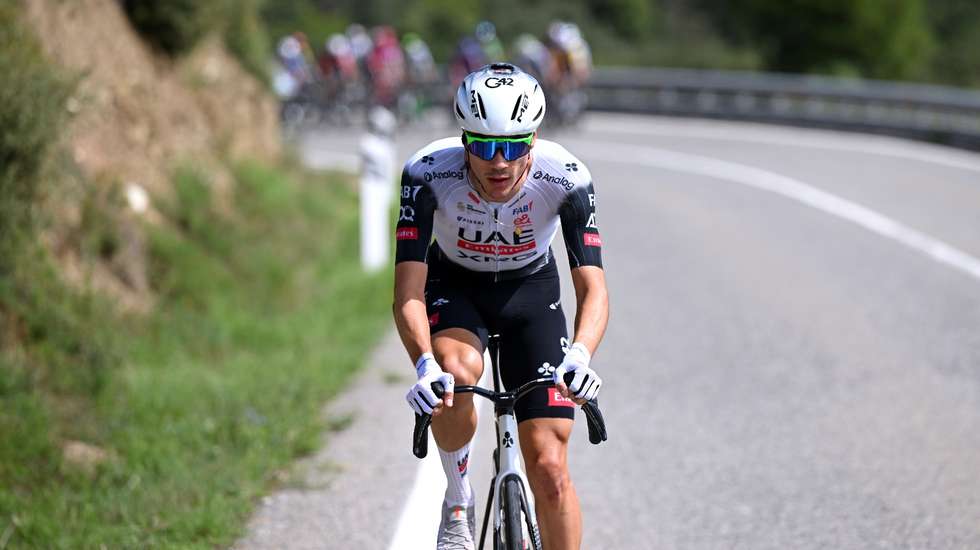 Juan Ayuso saiu na fuga logo no início da etapa, andou sozinho na primeira subida e atacou antes da última ascensão para vencer a sétima etapa da Vuelta
