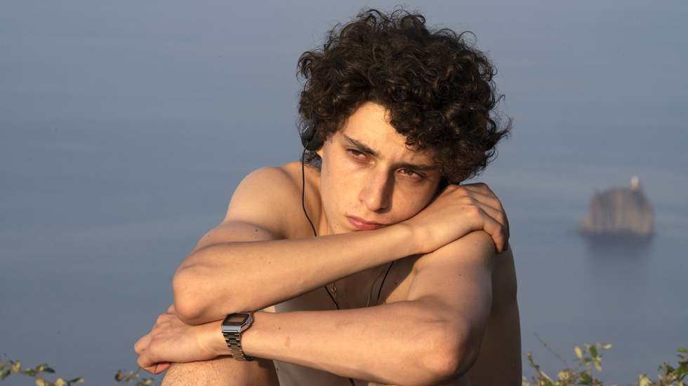 Fabietto (interpretado por Filippo Scotti) é o protagonista deste "bildungsroman", um “coming of age” pincelado com o que Sorrentino tem de melhor: a audácia do seu gesto quando volta a crer na beleza