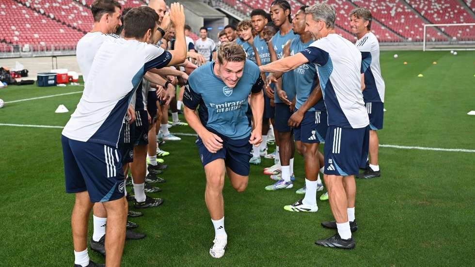 Viktor Gyökeres foi apresentados aos adeptos asiáticos em Singapura e rumou a Hong Kong com o Arsenal, onde pode fazer a estreia esta quinta-feira diante do Tottenham
