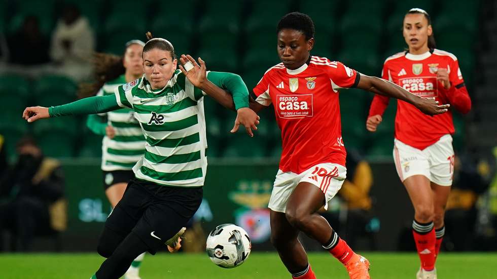 Telma Encarnação e Ucheibe tiveram um dos duelos mais acesos do dérbi em Alvalade, que terminou com um empate a um entre Sporting e Benfica