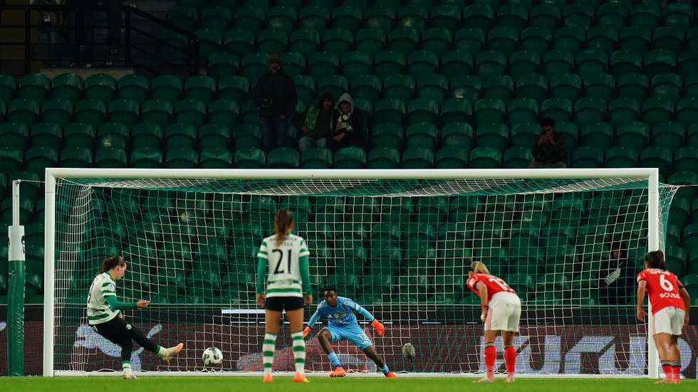 Benfica criticou grande penalidade que permitiu o empate ao Sporting no dérbi já depois de um golo anulado