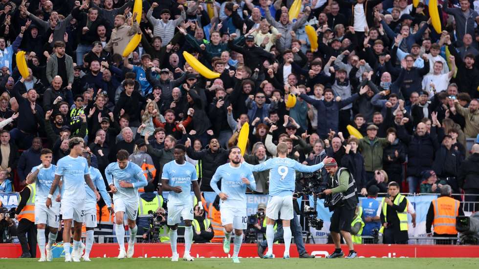 Adeptos do Manchester City levaram centenas de bananas insufláveis para Anfield numa alusão bem humorada da possibilidade de descida que vem desde o final dos anos 80