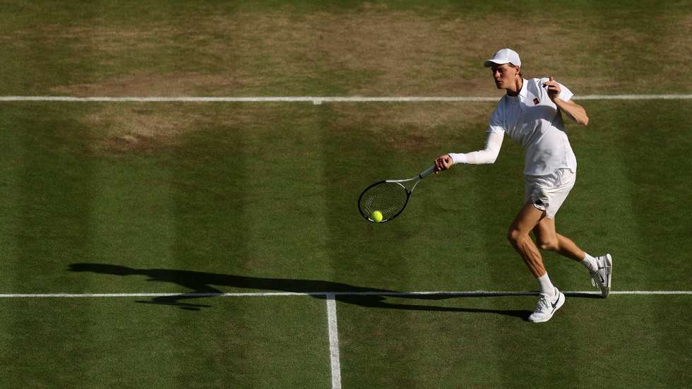 Jannik Sinner perdeu o primeiro set frente a Carlos Alcaraz mas nem por isso perdeu o foco na conquista de Wimbledon pela primeira vez na carreira