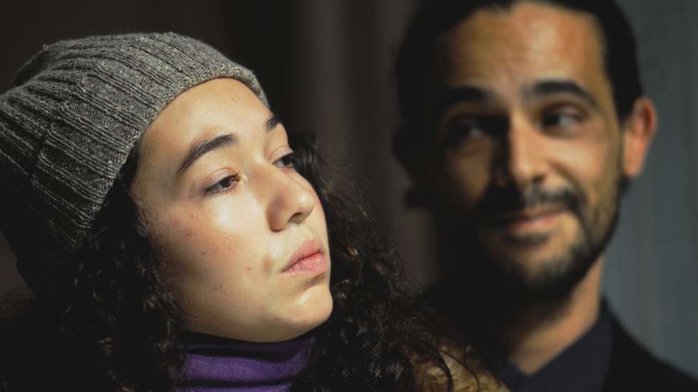 Um pai e uma filha acampam na estação perante os olhares desconfiados do chefe da dita, Fret, e de Adele, a porteira, que ali gosta de passar o seu tempo a olhar para os comboios que passam