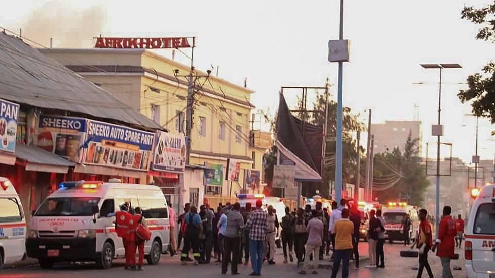 epa08978411 A general view at the scene of a bomb explosion at the Afrik Hotel in Mogadishu, Somalia, 31 January 2021. Several people are feared dead in the bombing at the popular hotel located near Kilometer 4, Aden Adde International Airport Road. No one has claimed responsibility for the bombing.  EPA/SAID YUSUF WARSAME BEST QUALITY AVAILABLE
