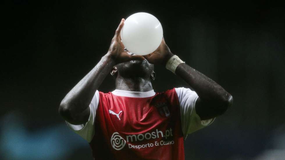 Bruma voltou a marcar na Liga dos Campeões, como tinha acontecido no playoff com o Panathinaikos, mas autogolo de Niakaté anulou esse empate conseguido quatro minutos depois