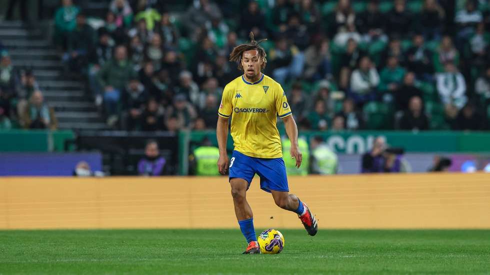 Koba Koindredi, médio de 22 anos emprestado pelo Valencia ao Estoril, deverá ser o escolhido para reforçar o meio-campo do Sporting em janeiro