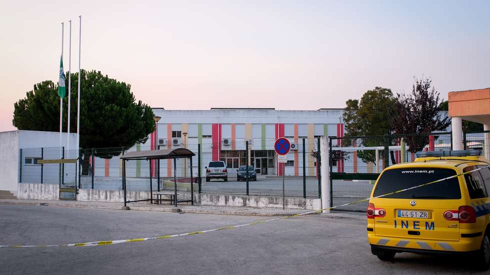Uma das alunas feridas, a de maior gravidade, está internada no Hospital de Santa Maria, tendo sofrido ferimentos graves no tórax e na cabeça