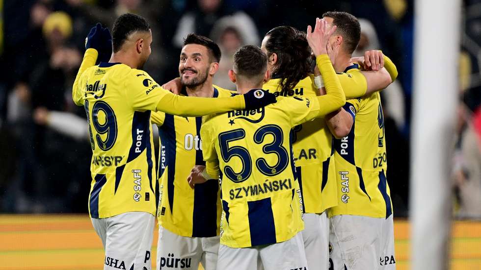 Müldür, Tadic e Youssef El-Nesyri colocaram Fenerbahçe a vencer Antalyaspor por 3-0 na meia hora inicial