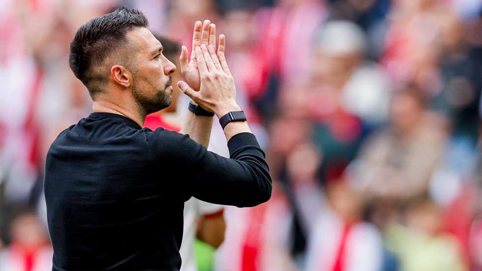 Francesco Farioli treinou na última temporada o Ajax, perdendo o título para o PSV nas últimas jornadas da Eredivisie