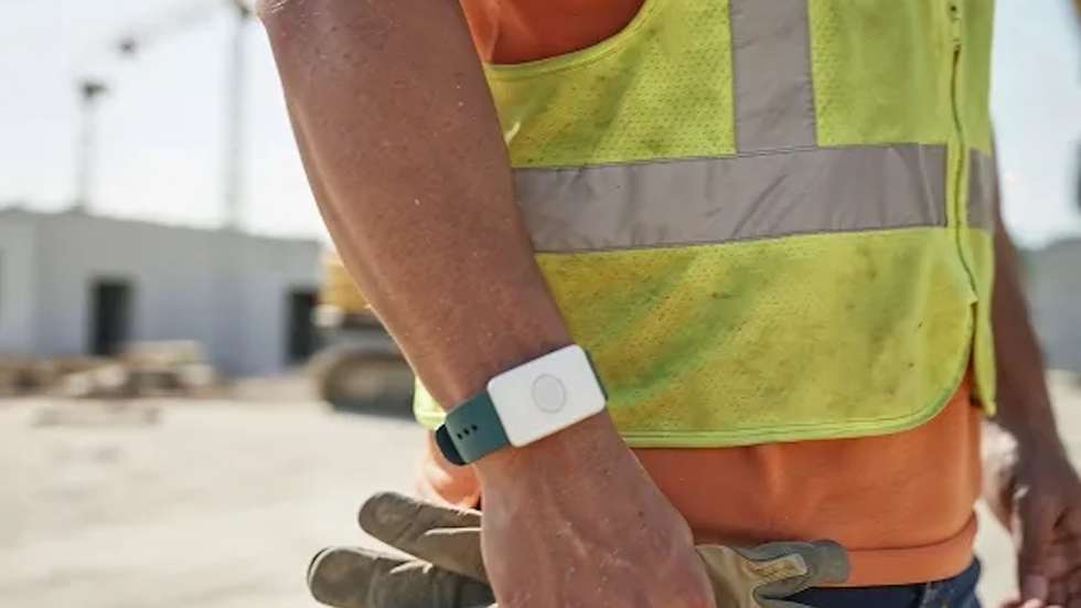 Barcelona distribuiu recentemente cerca de 1.400 pulseiras a trabalhadores municipais