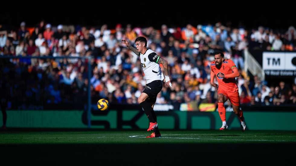 Enzo Barrenechea fez a última temporada na LaLiga ao serviço do Valencia por empréstimo do Aston Villa, depois de ter estado cedido ao Frosinone pela Juventus
