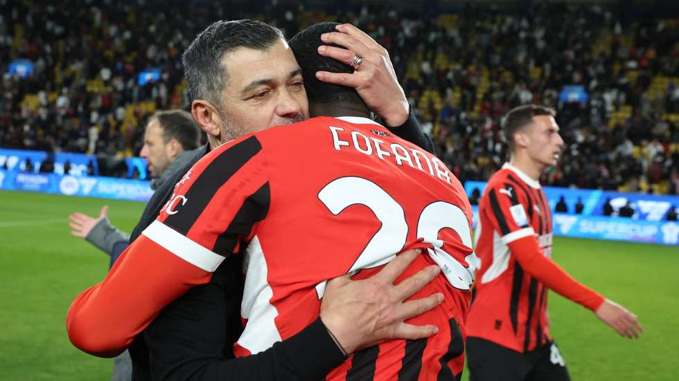 Sérgio Conceição abraçou o filho Francisco, que se lesionou no aquecimento, no final do jogo antes de cumprimentar todos os jogadores do AC Milan