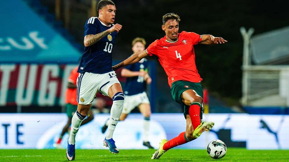 Tiago Gabriel, central do Lecce, voltou a ser um dos grandes destaques da Seleção Sub-21, fazendo também o passe que desbloqueou o primeiro golo (e o jogo)