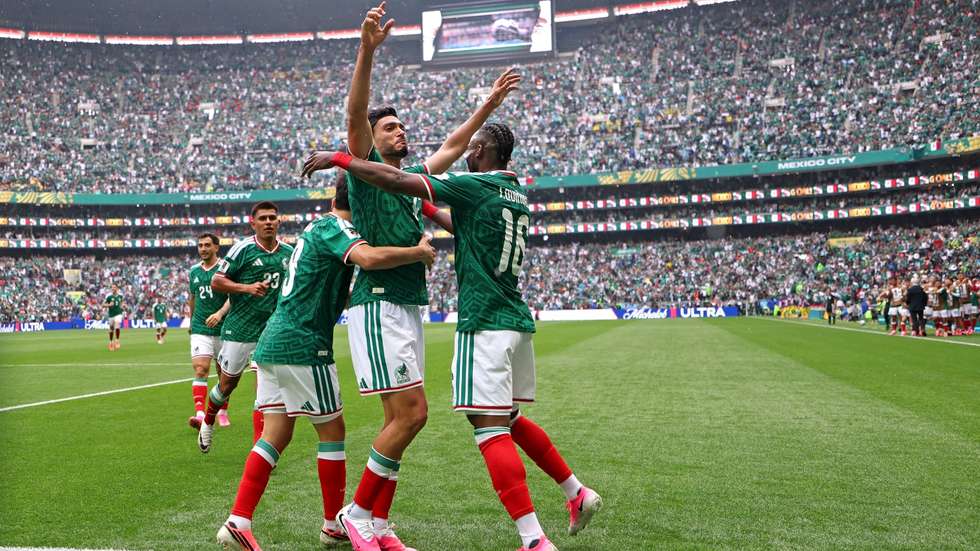 Raúl Jiménez marcou o segundo e último golo da vitória do México frente à África do Sul no Azteca (com dedicatória especial para o pai, que morreu em março)
