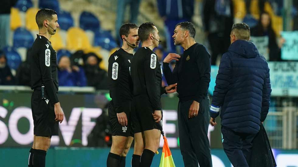 Sérgio Conceição tentou numa fase inicial impedir que os jogadores fossem protestar com o árbitro António Nobre antes de tecer críticas pelo trabalho no Estoril-FC Porto