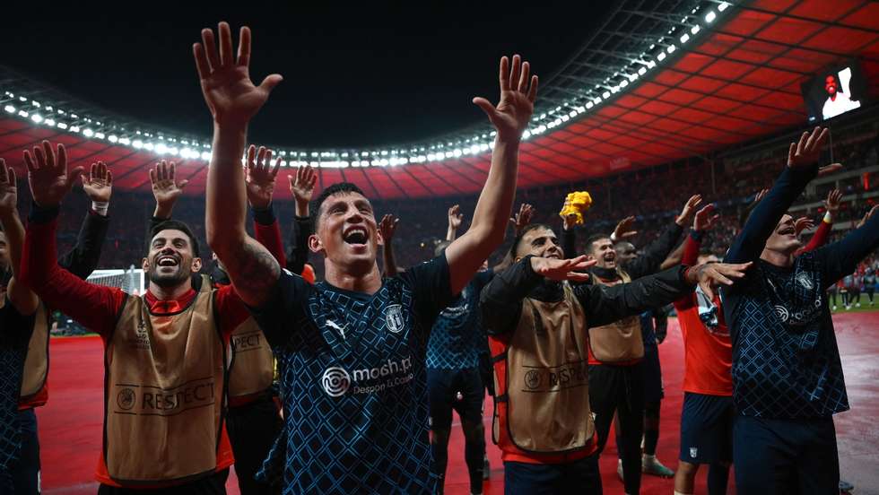 Castro esteve no centro da festa dos jogadores do Sp. Braga com os adeptos no final do triunfo no Estádio Olímpico de Berlim