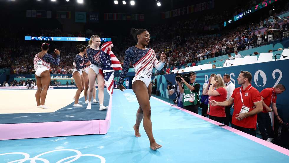 Simone Biles teve o exercício de solo com nota mais alta e selou aquilo que desde início estava destinado: os EUA recuperaram o título por equipas femininas na ginástica