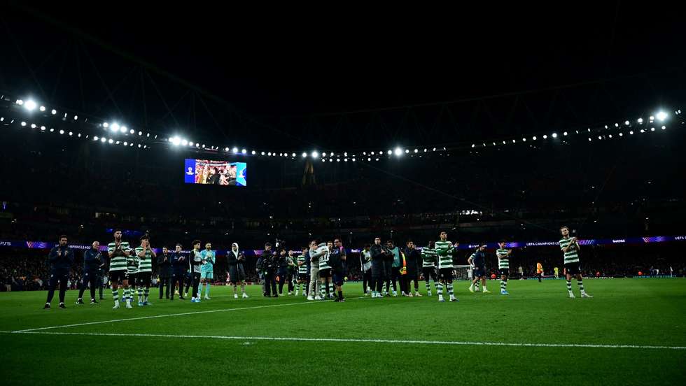 Jogadores do Sporting agradeceram no final o apoio dos mais de 3.000 adeptos leoninos que marcaram presença no Emirates para o encontro frente ao Arsenal