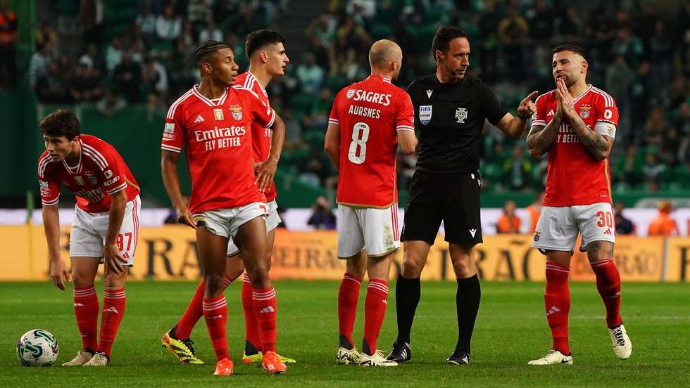 Artur Soares Dias voltou a mostrar por uma vez o vermelho num dérbi do Campeonato mas teve mais casos polémicos do que no encontro na Luz
